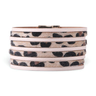 Bracelet multi-rangs en cuir beige avec motif léopard noir et gris, modèle Zara, pour femme.