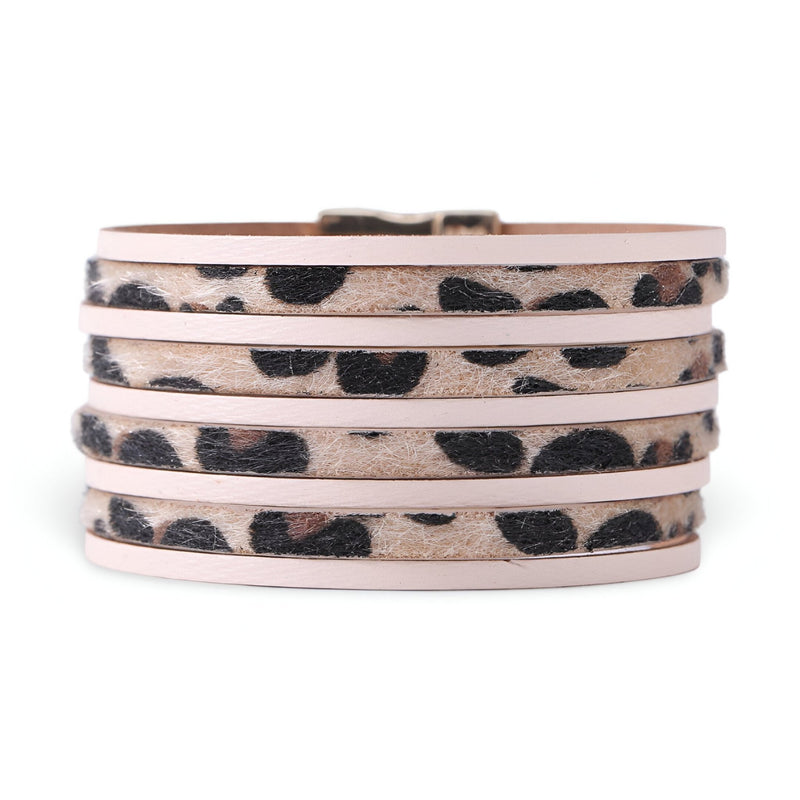 Bracelet multi-rangs en cuir beige avec motif léopard noir et gris, modèle Zara, pour femme.