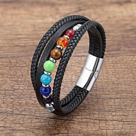 Bracelet multi-rangs en cuir noir tressé avec perles naturelles multicolores des 7 chakras et fermoir métallique argenté.
