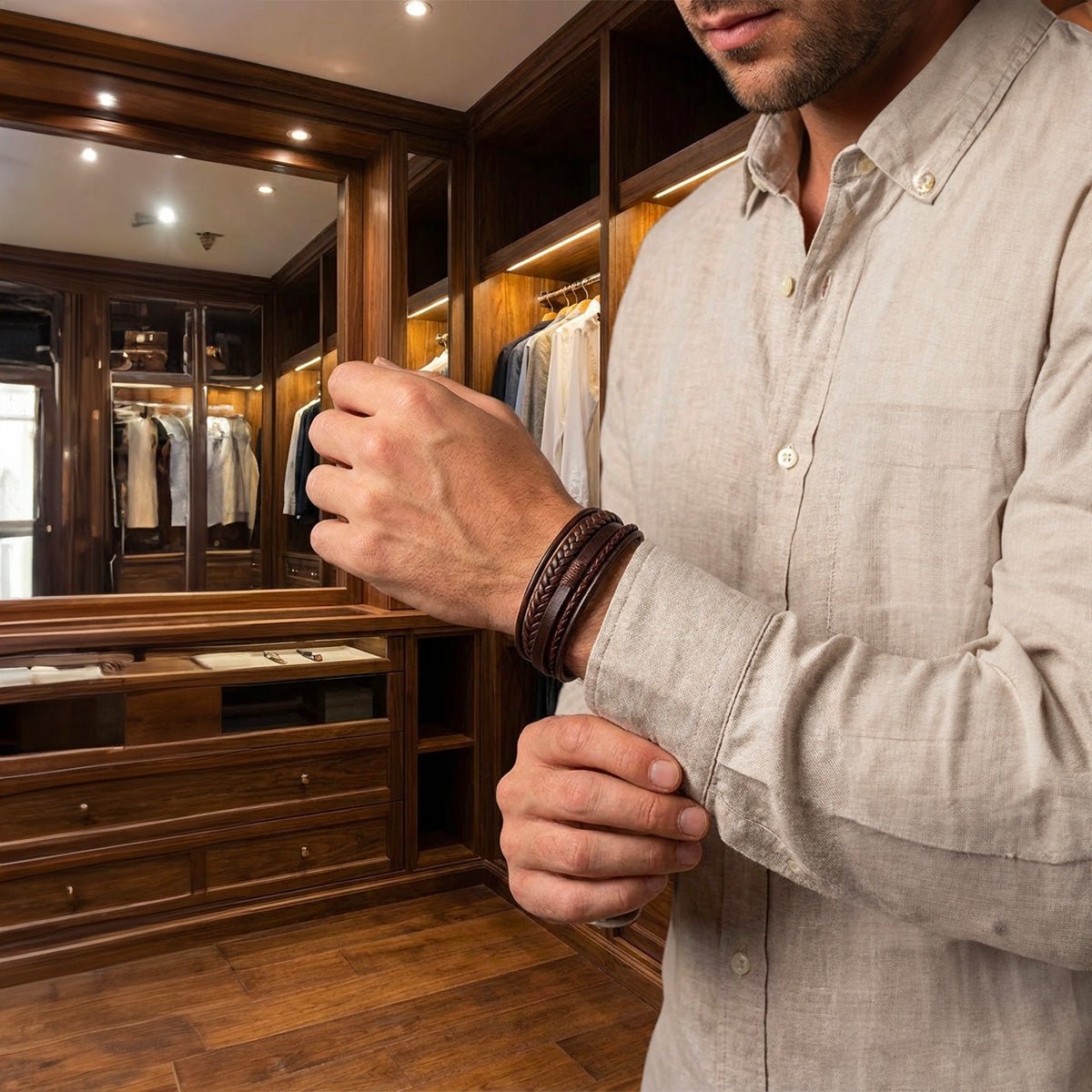 Bracelet multi-rangs en cuir marron foncé avec plusieurs fines lanières enroulées au poignet homme.