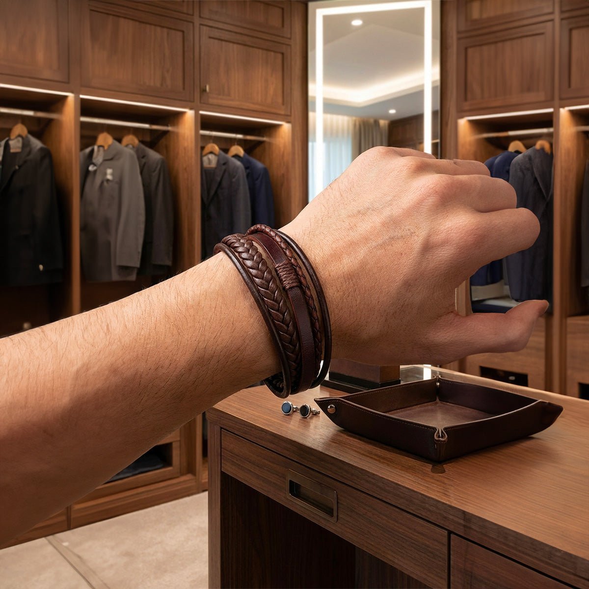 Bracelet multi-rangs en cuir marron foncé avec tressages et détails métalliques fins, style masculin.