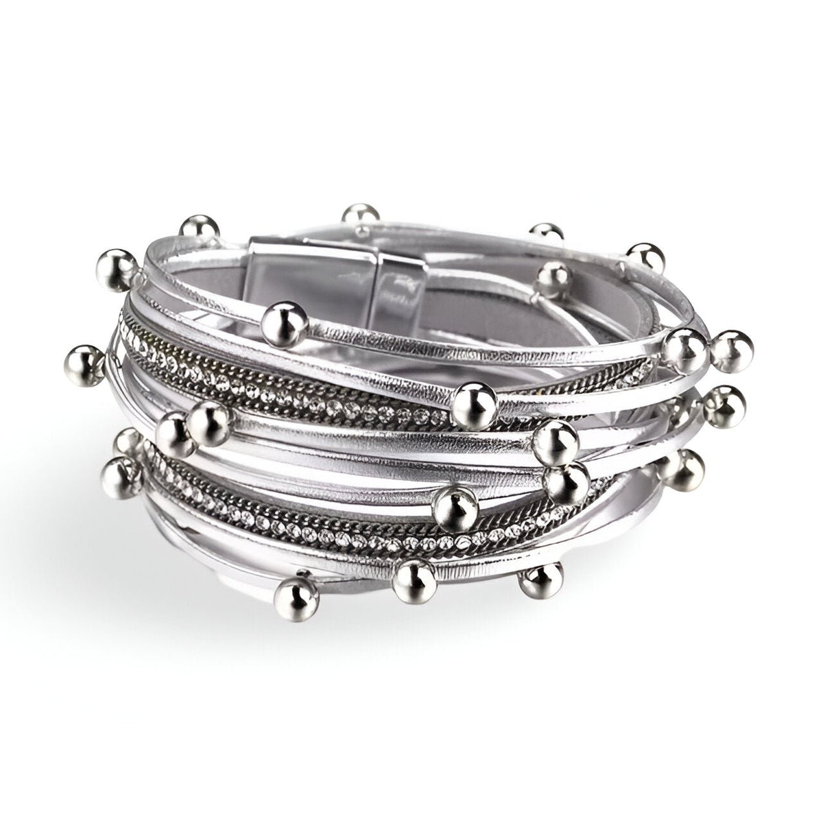 Bracelet multi-rangs argenté orné de petites breloques sphériques brillantes.