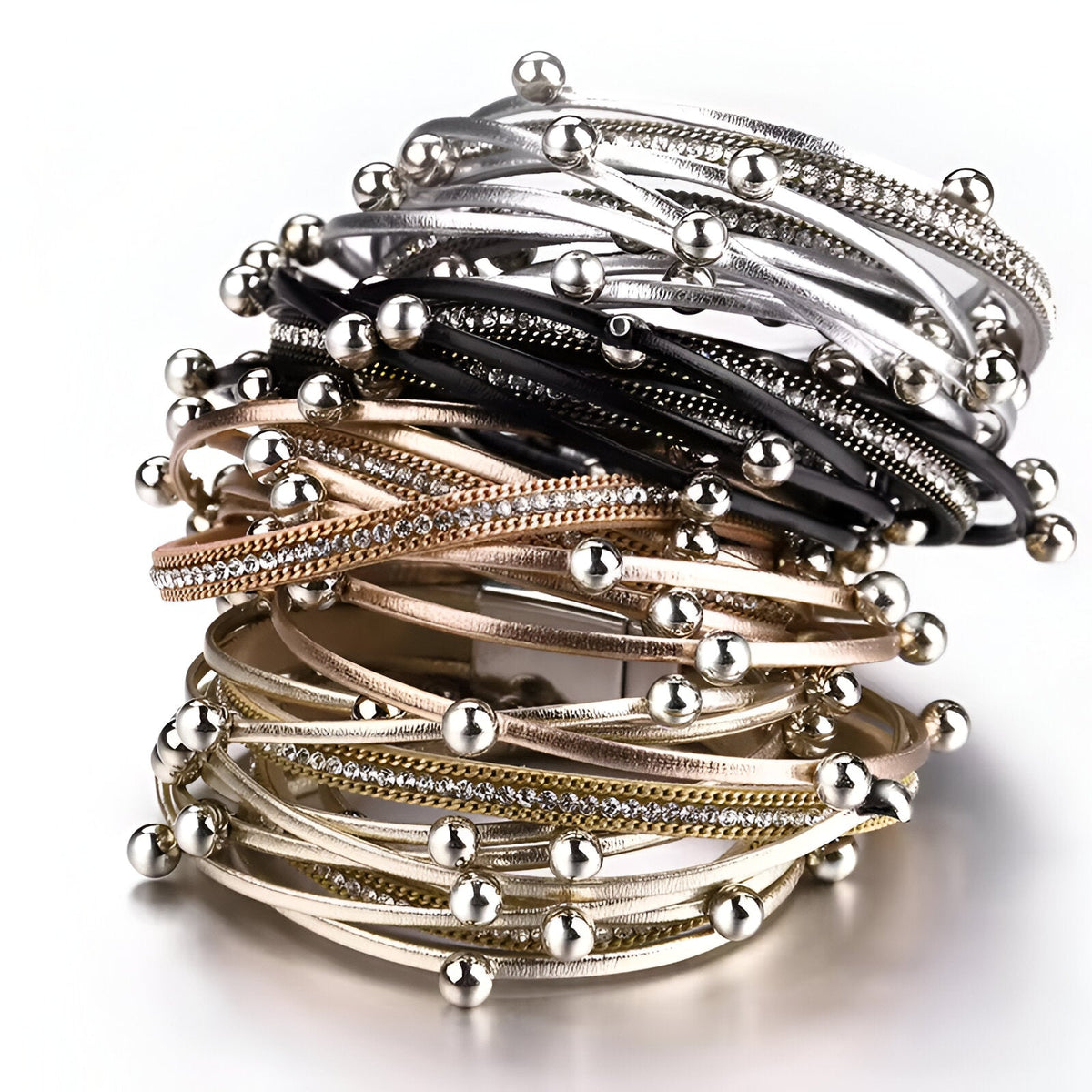 Bracelet multi-rangs en métal argenté avec multiples breloques sphériques brillantes.
