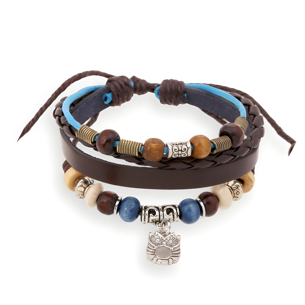 Bracelet multi-rangs en cuir marron avec perles bleues, bois et métal, orné d'un charm hibou argenté.