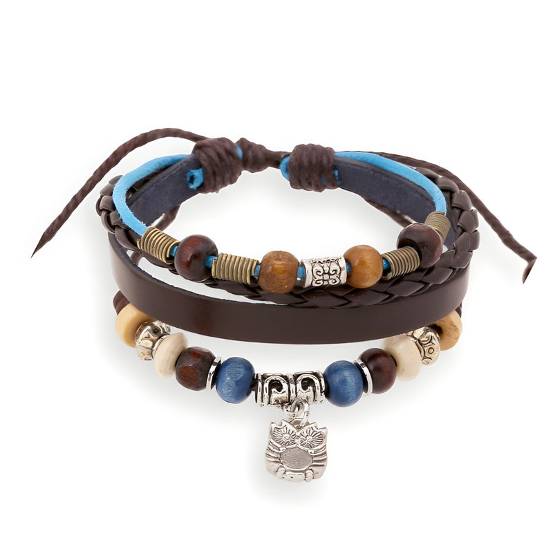 Bracelet multi-rangs en cuir marron avec perles bleues, bois et métal, orné d'un charm hibou argenté.