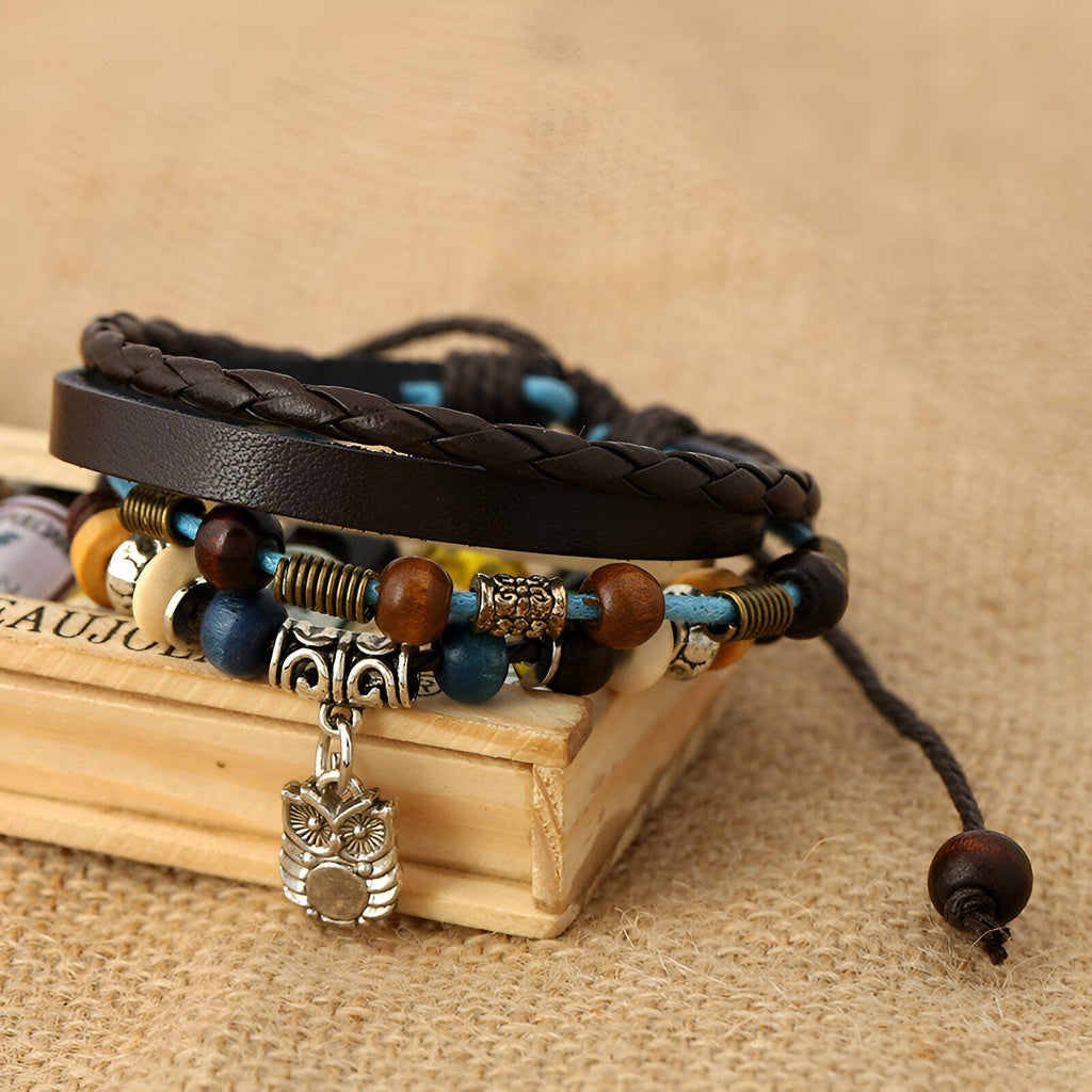 Bracelet multi-rangs en cuir marron avec perles bleu, marron et beige, et charm hibou argenté.