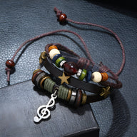 Bracelet multi-rangs en cuir marron avec perles colorées, étoiles dorées et pendentif note de musique blanc.