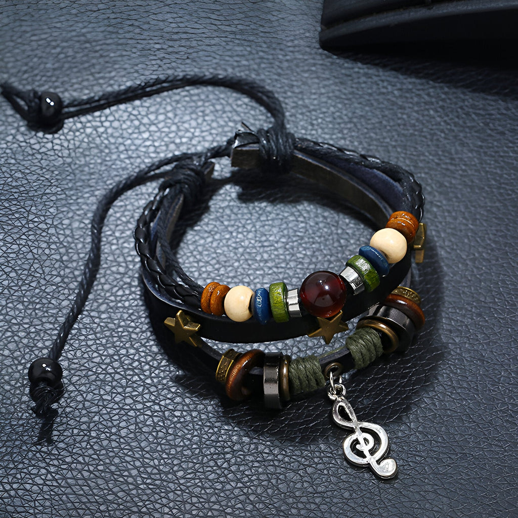 Bracelet multi-rangs en cuir noir avec perles colorées et pendentif note de musique argenté.