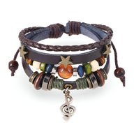 Bracelet multi-rangs en cuir marron avec perles colorées, étoile dorée et pendentif clé de sol argenté.