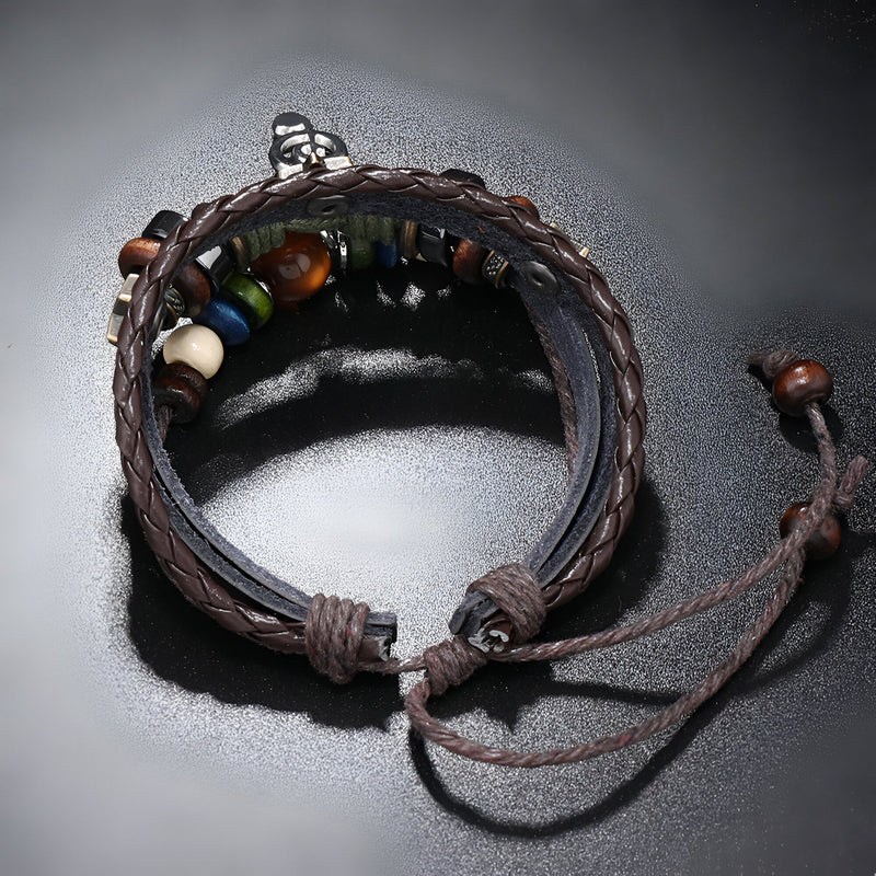 Bracelet multi-rangs en cuir marron avec perles colorées et breloque note de musique ajustable.