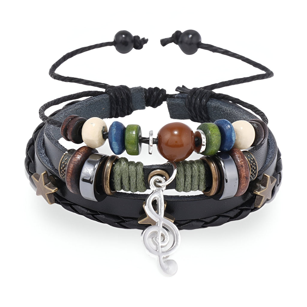 Bracelet multi-rangs en cuir noir avec perles colorées, breloques en métal dont une clé de sol argentée.