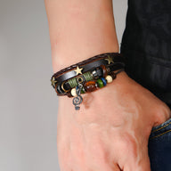 Bracelet multi-rangs en cuir noir avec perles colorées, étoiles et pendentif note de musique en métal.