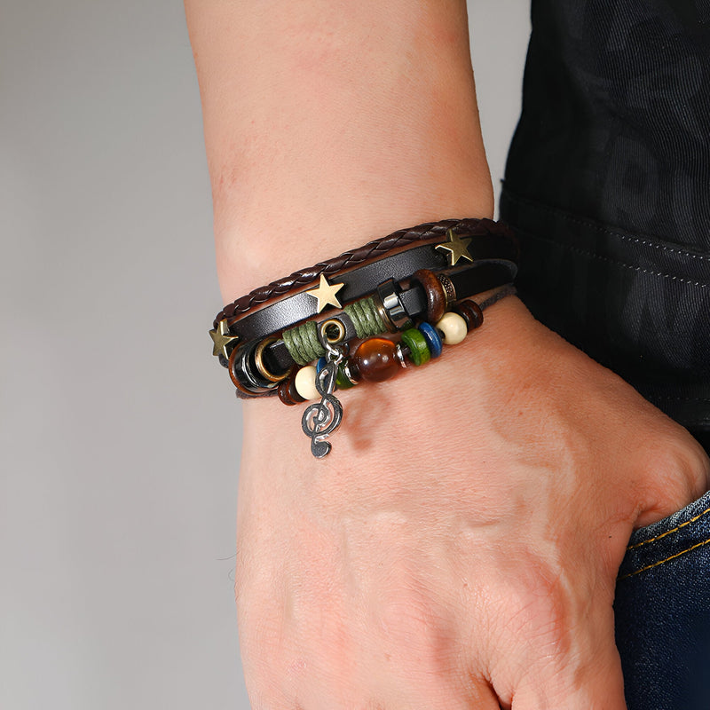Bracelet multi-rangs en cuir noir avec perles colorées, étoiles et pendentif note de musique en métal.