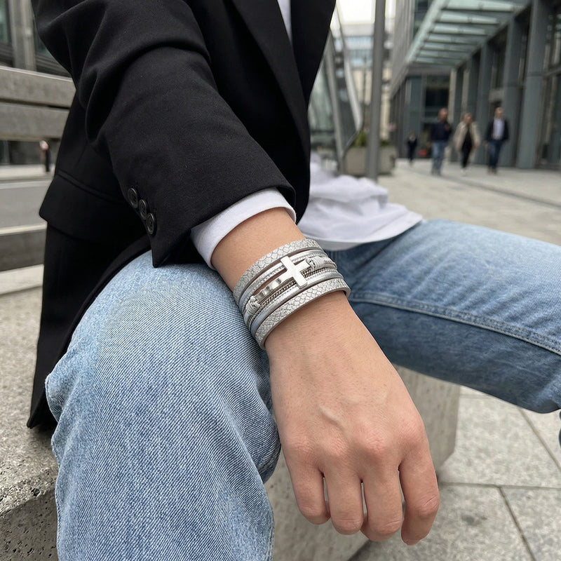 Bracelet multi rangs en cuir avec croix métallique, fermoir magnétique, design texturé et strass, modèle Katarine