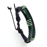 Bracelet multi-rangs en cuir noir et vert avec multiples liens et détails de fils verts tressés.