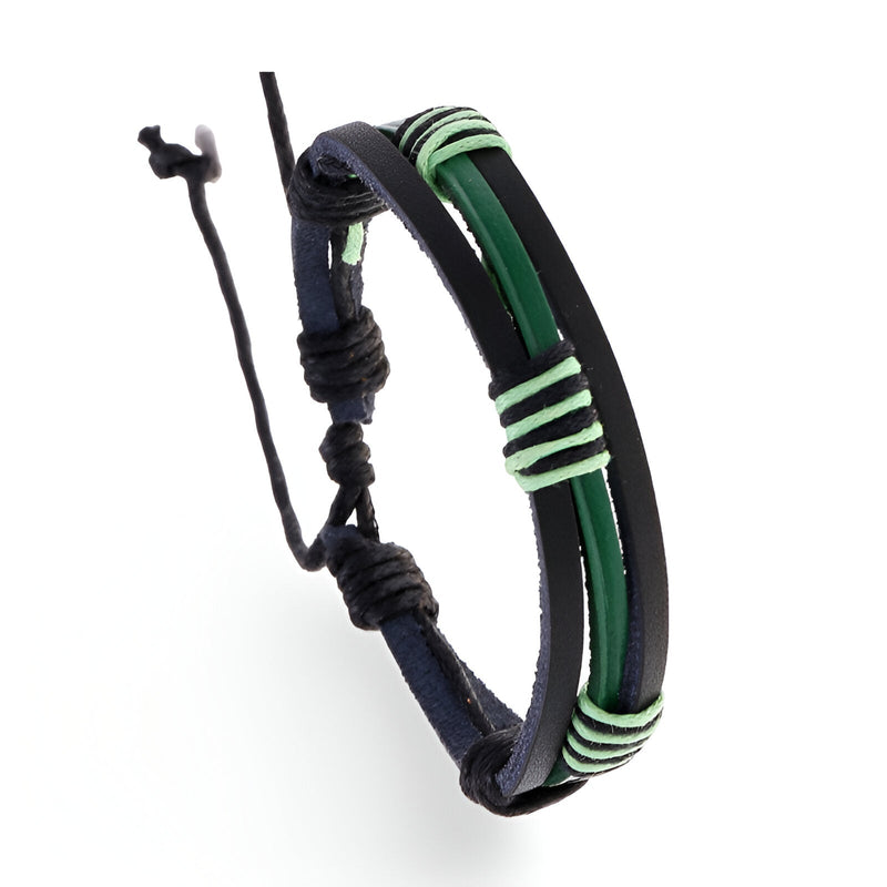 Bracelet multi-rangs en cuir noir et vert avec multiples liens et détails de fils verts tressés.