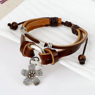 Bracelet multi-rangs en cuir marron avec charm fleur en métal argenté et cordon réglable à perles en bois.
