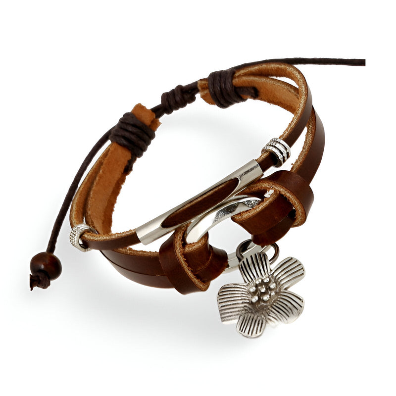 Bracelet multi-rangs en cuir marron avec charm fleur en métal argenté et fermoir coulissant ajustable.