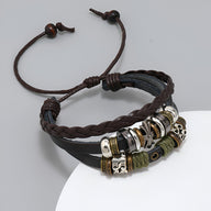 Bracelet multi-rangs marron en cuir tressé et lisse avec perles en bois et ornement croix métallique.
