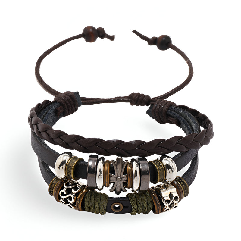 Bracelet multi-rangs en cuir marron avec perles en bois et ornement croix métal brun vieilli.