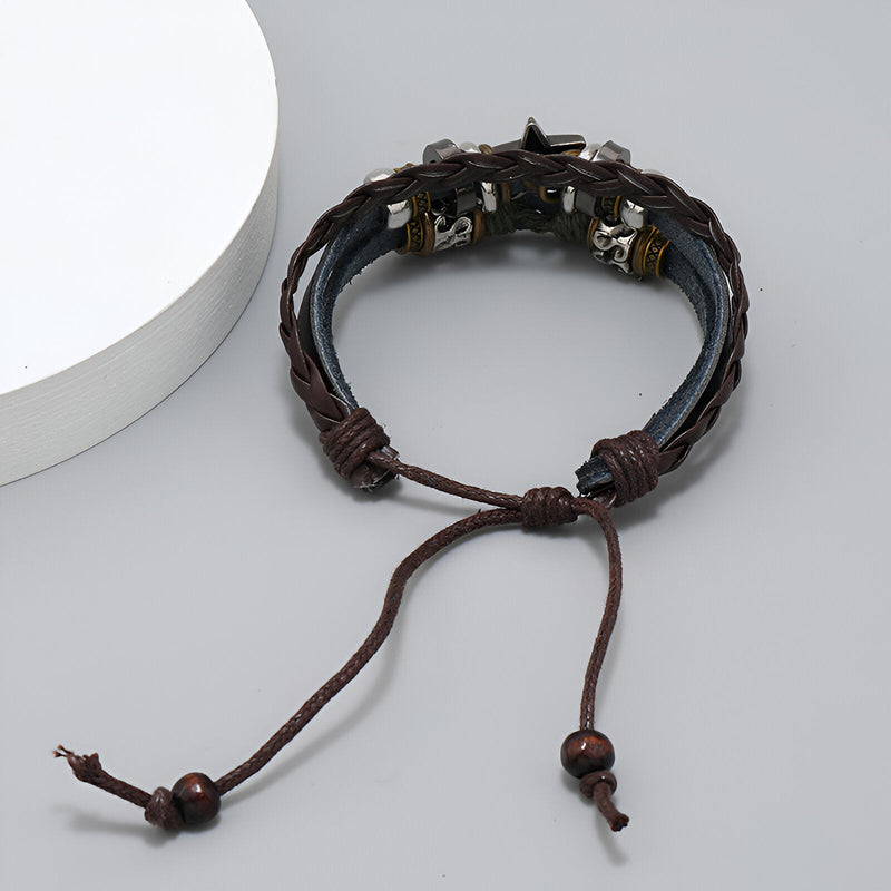 Bracelet multi-rangs en cuir marron avec ornement étoilé en bois pour homme modèle Cooper.