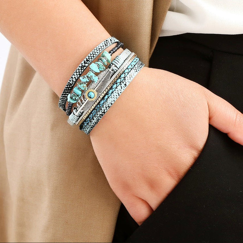 Bracelet multi-rangs en cuir et pierres naturelles, fermoir magnétique, plume argentée et pierre, style bohème élégant, modèle Erénis