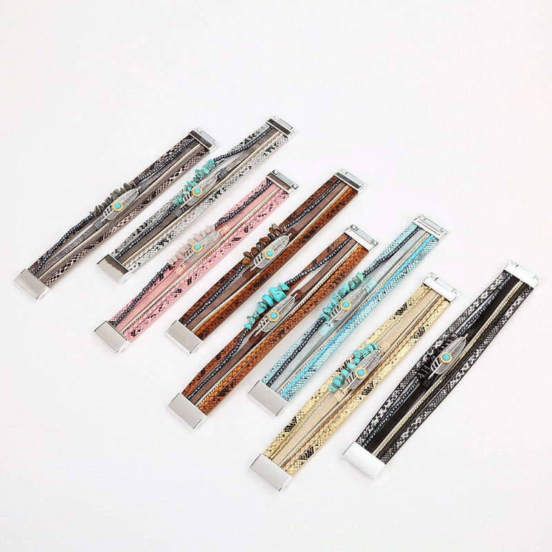 Bracelet multi-rangs en cuir et pierres naturelles, fermoir magnétique, plume argentée et pierre, style bohème élégant, modèle Erénis