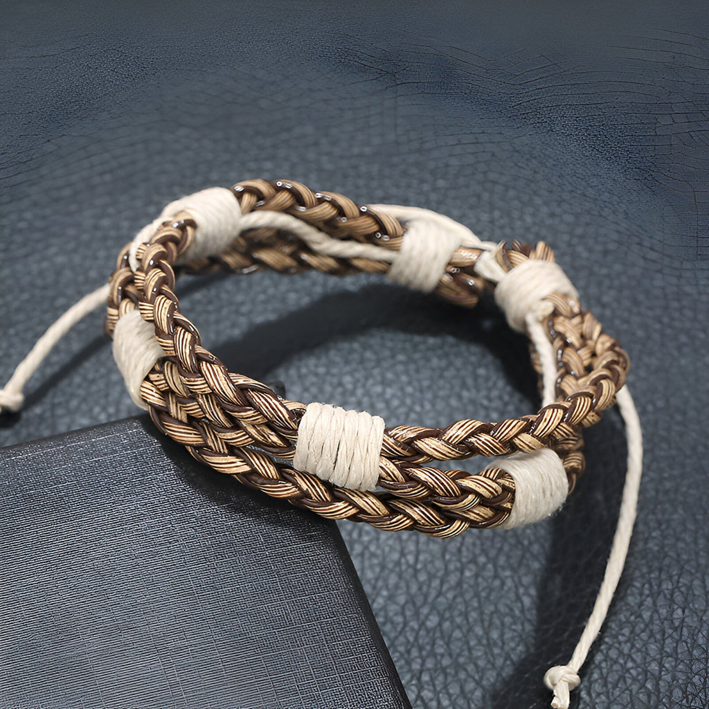 Bracelet multi-rangs en cuir microfibre marron tressé avec liens blancs ajustables pour homme.