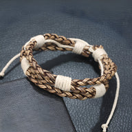 Bracelet multi-rangs en cuir microfibre marron tressé avec liens blancs ajustables pour homme.
