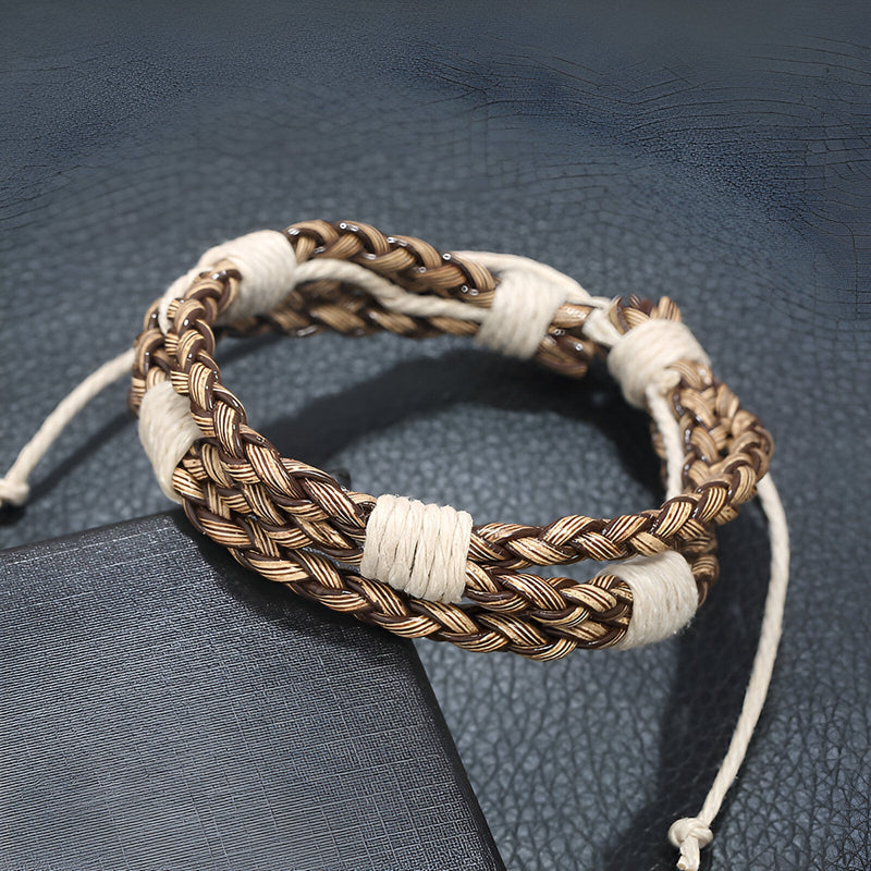 Bracelet multi-rangs en cuir microfibre marron tressé avec liens blancs ajustables pour homme.