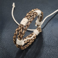Bracelet multi-rangs marron en cuir microfibre tressé avec nœuds blancs ajustables pour homme.