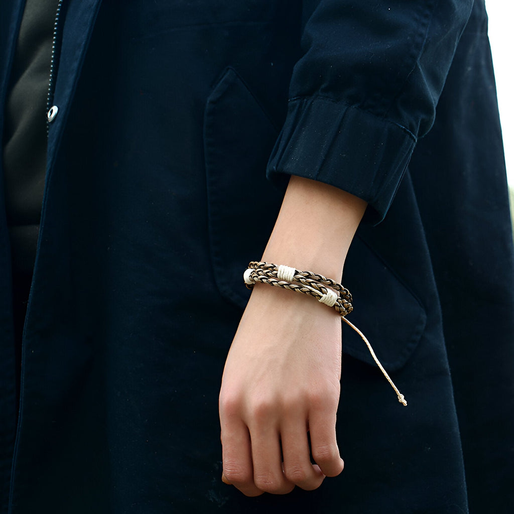 Bracelet multi-rangs en cuir marron tressé avec fermoir métallique argenté pour homme.