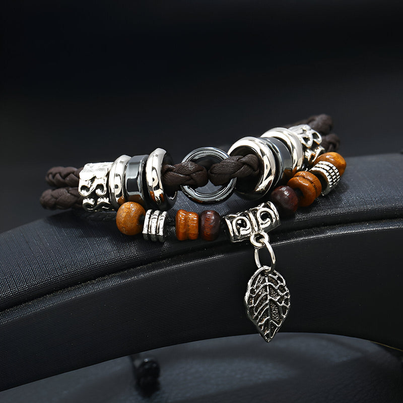 Bracelet multi-rangs en cuir microfibre noir avec perles en bois et breloque feuille argentée.