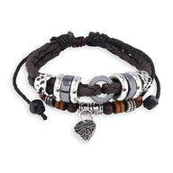 Bracelet multi-rangs homme en cuir noir tressé avec perles bois, métal argenté et pendentif feuille.