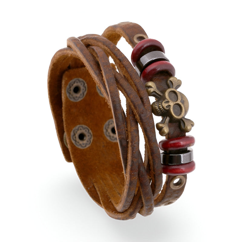 Bracelet multi-rangs en cuir marron avec motif tête de mort en métal et perles rouges et argentées.