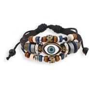 Bracelet multi-rangs en cuir noir avec perles blanches et beige, œil de protection bleu au centre, pour homme.