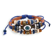Bracelet multi-rangs en cuir marron avec perles blanches, noires, bois, et œil central bleu pour homme.