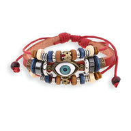 Bracelet multi-rangs en cuir rouge avec perles en bois et pendentif œil bleu central pour homme.
