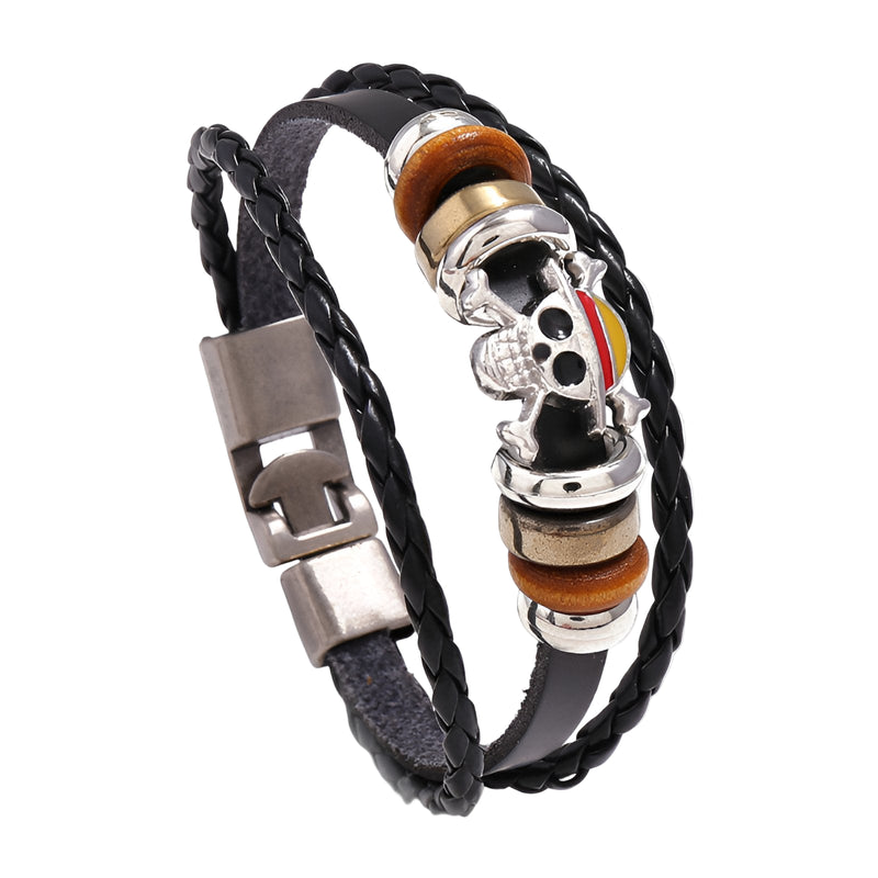 Bracelet multi-rangs noir en cuir tressé avec breloques métal et bois, thème Luffy One Piece.