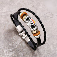 Bracelet multi-rangs noir en cuir avec breloque tête de mort colorée et perles en bois et métal.
