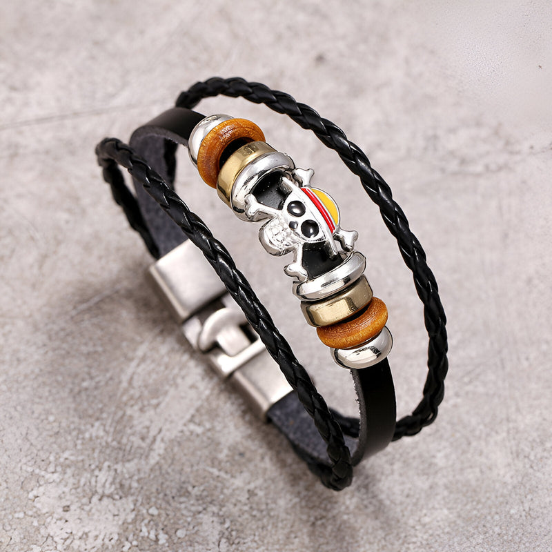 Bracelet multi-rangs noir en cuir avec breloque tête de mort colorée et perles en bois et métal.