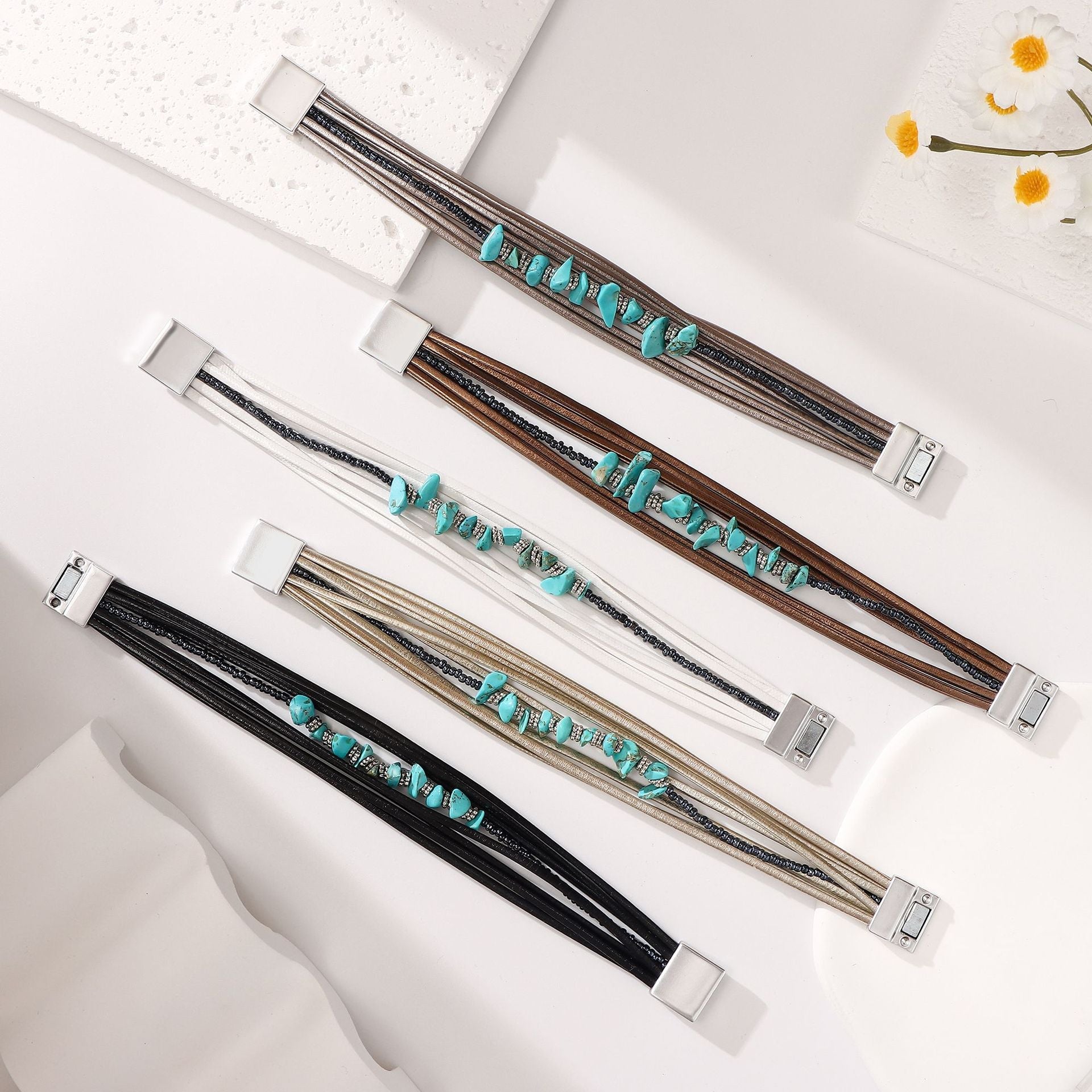 Mehrreihiges Armband aus Leder mit natürlichen Türkissteinen und Magnetverschluss, Boho-Chic-Stil, Modell Tyrelle