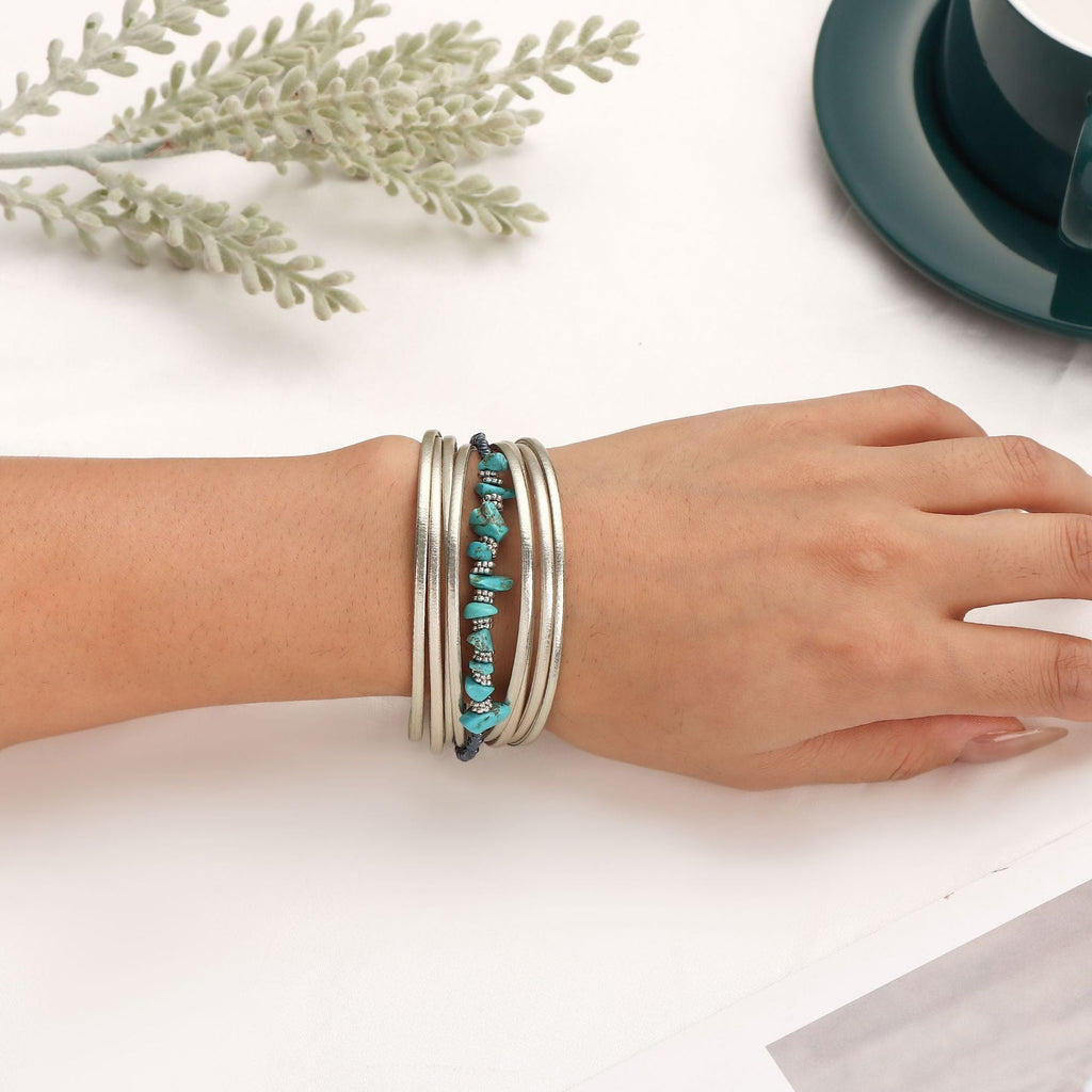 Mehrreihiges Armband aus Leder mit natürlichen Türkissteinen und Magnetverschluss, Boho-Chic-Stil, Modell Tyrelle