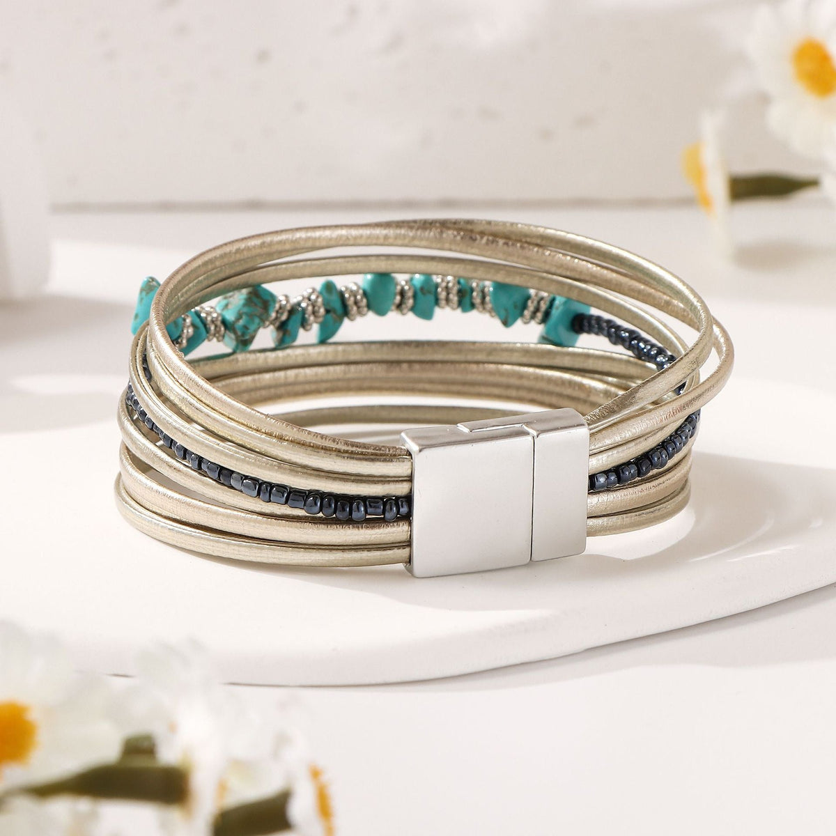 Mehrreihiges Armband, natürliche Türkissteine und silberfarbene Perlen, Magnetverschluss, Modell Tyrelle