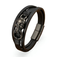 Bracelet multi-rangs en cuir noir avec tête de mort métallique et anneau, fermoir magnétique noir mat.