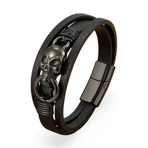 Bracelet multi-rangs en cuir noir avec tête de mort métallique et anneau, fermoir magnétique noir mat.