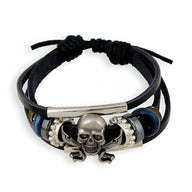 Bracelet multi-rangs noir en cuir avec tête de mort pirate en métal argenté et perles bleues.
