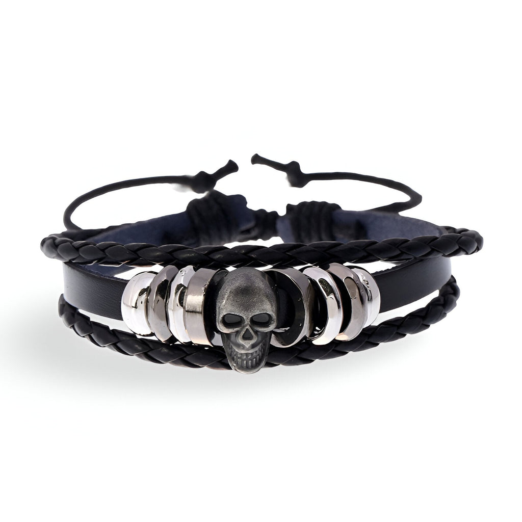 Bracelet multi-rangs en cuir noir avec tête de mort argentée et anneaux métalliques pour homme.
