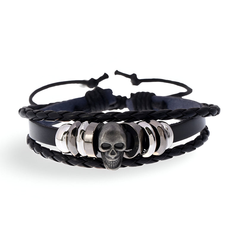 Bracelet multi-rangs en cuir noir avec tête de mort argentée et anneaux métalliques pour homme.