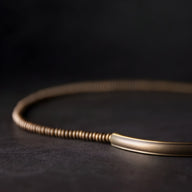 Bracelet multi-rangs en cuivre avec pierres volcaniques marron et noir, design épuré et moderne.